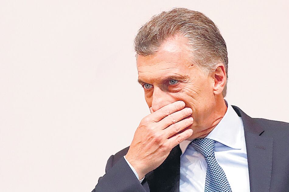 El Presidente, preocupado por los gritos de las hinchadas.