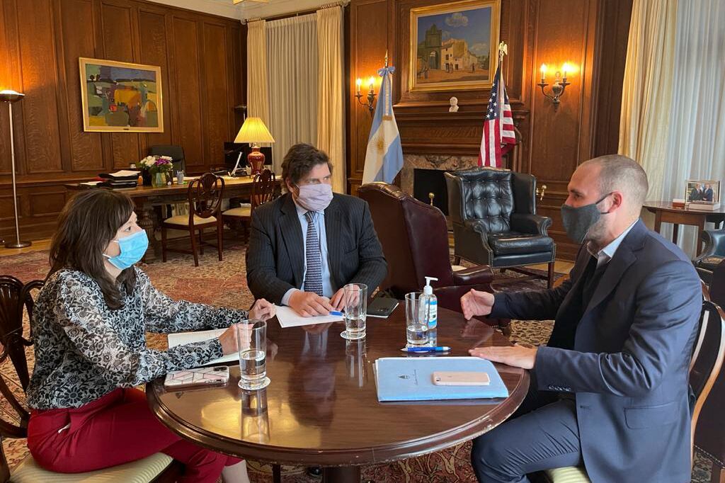 Encuentro en Washington. Guzmán junto a Sergio Chodos y Julie Kozack (FMI).