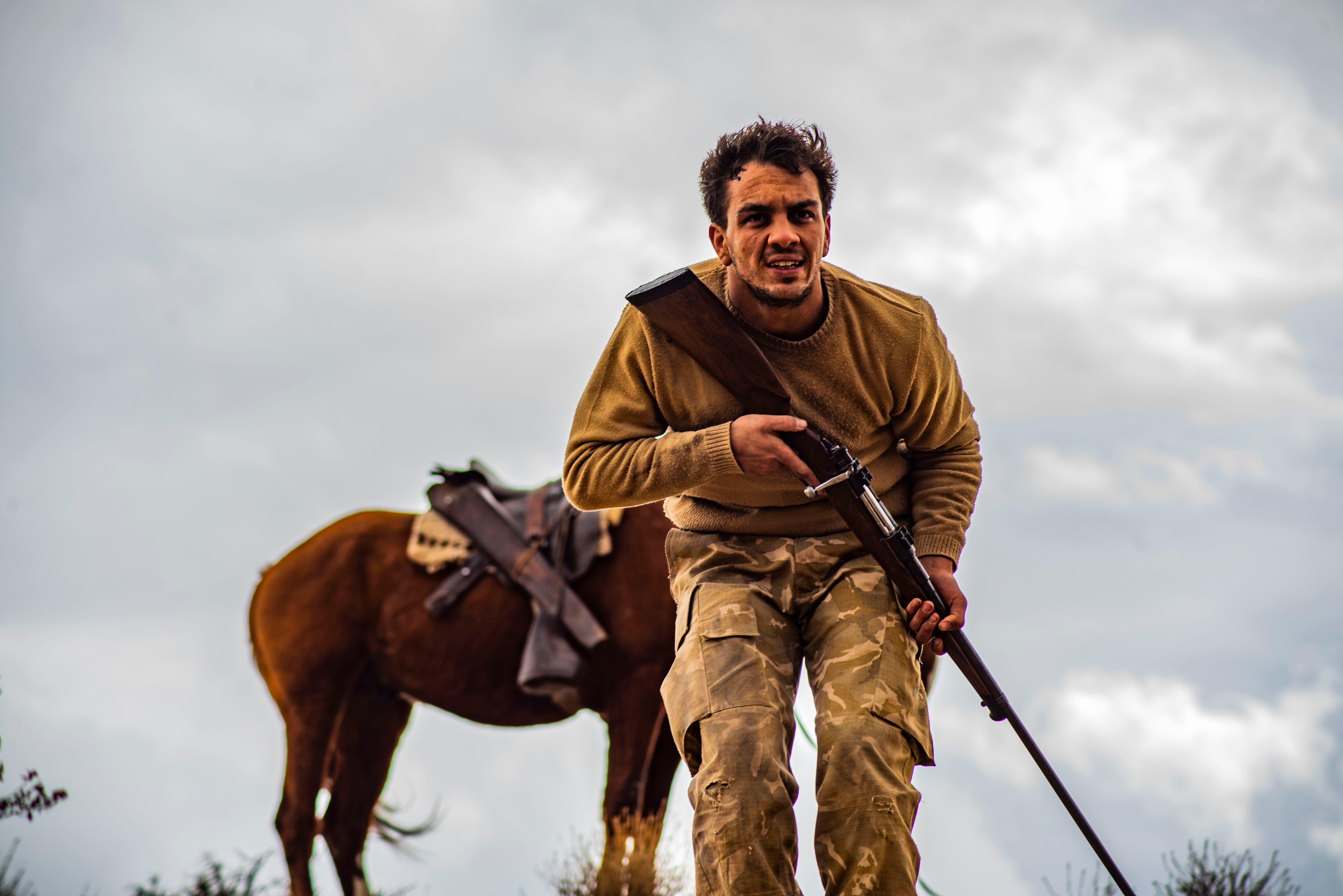 El protagonista monta en su caballo y parte a una cita con lo desconocido.