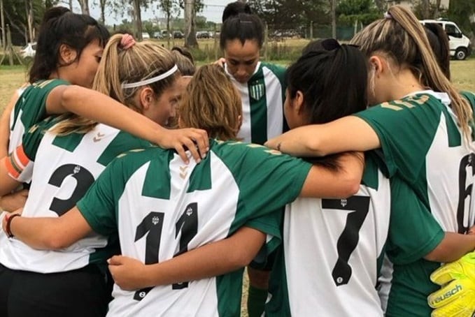 Mili Rivero juega de volante por la izquierda y hace rap en el grupo Profeta 77.