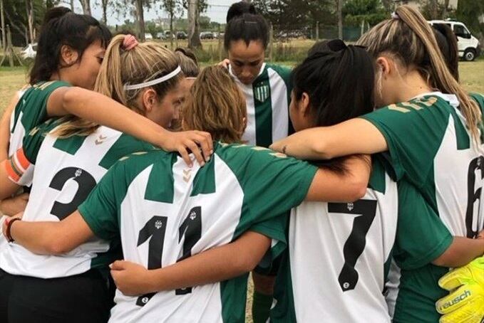 Mili Rivero juega de volante por la izquierda y hace rap en el grupo Profeta 77.