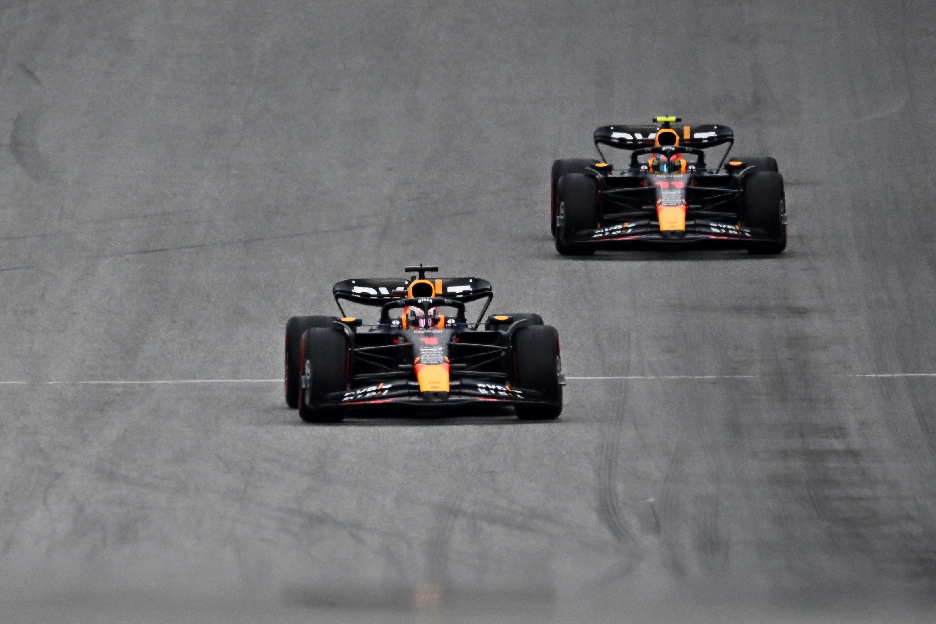 Verstappen compite con Sergio Pérez, durante la clasificación en el circuito Red Bull en Spielberg.