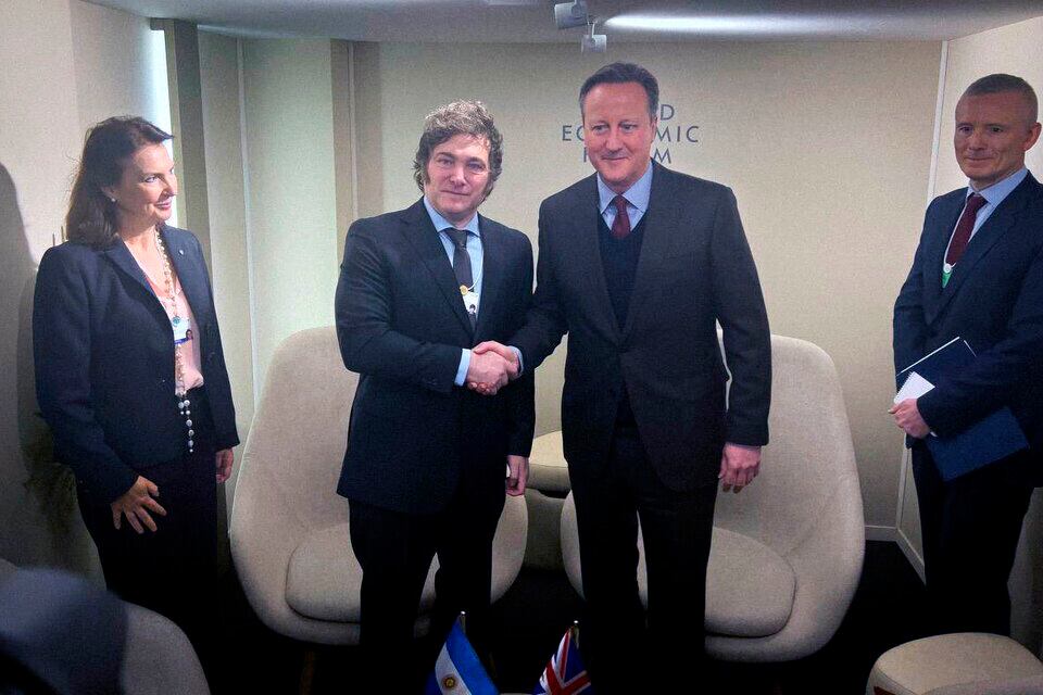 Javier Milei con el canciller David Cameron en Davos, acompañado por Diana Mondino.