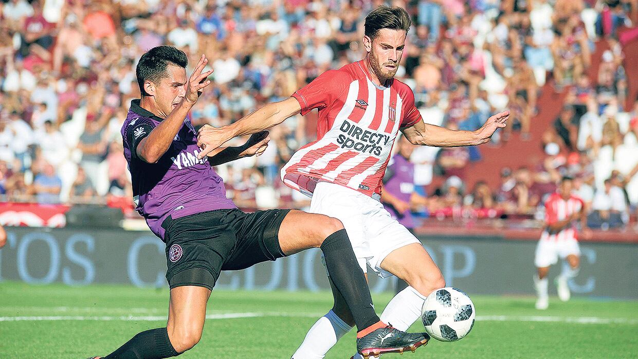 Lanús lució una casaca violeta en conmemoración del Día de la Mujer.