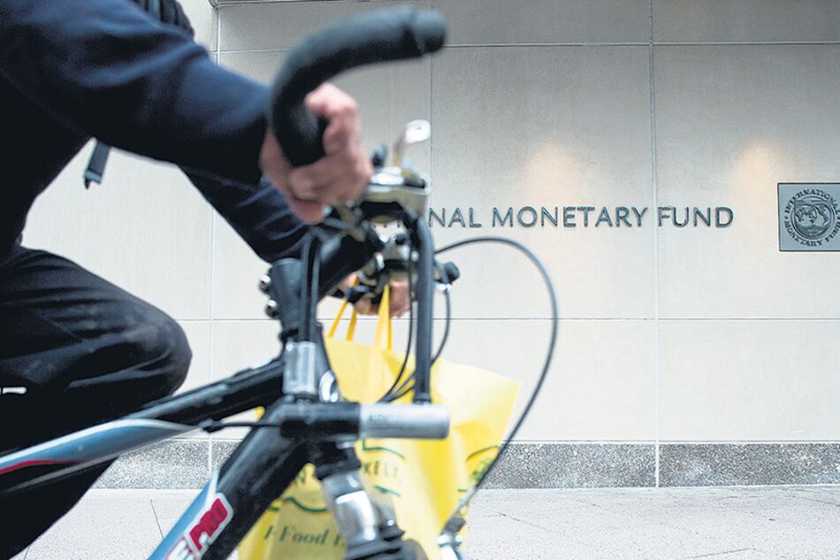 El organismo revisó a la baja las perspectivas de crecimiento para la Argentina, Brasil y la India.