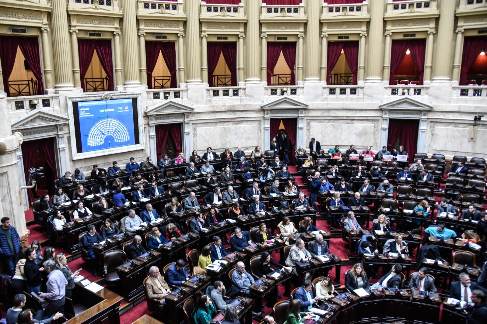 130 diputados se sentaron en sus bancas para debatir el presupuesto para las universidades.
