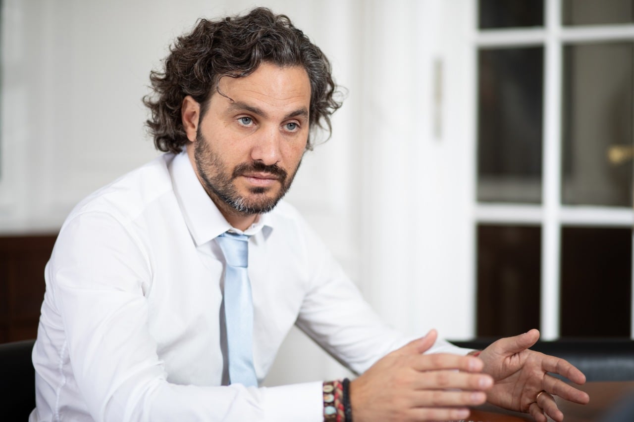 El jefe de Gabinete, Santiago Cafiero, sostuvo esta mañana que “apelamos a las responsabilidad social pero también tiene que haber controles; cuando las provincias adoptan las medidas, de alguna manera son controlables”.