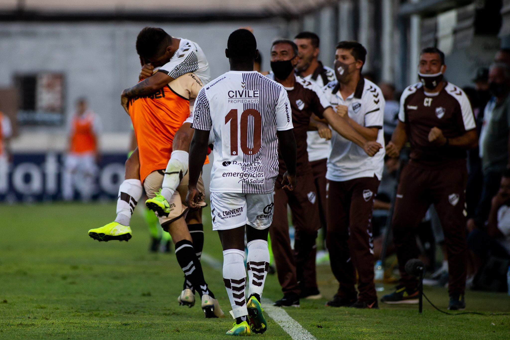 De espaldas, el colombiano José Luis Sinisterra, 10 de Platense.