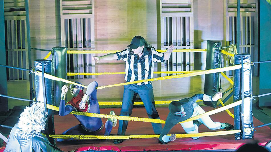 Uno de los combates protagonizados por el Universo Mecánico vs. Dr. Cuántico bajo la mirada de Einstein.