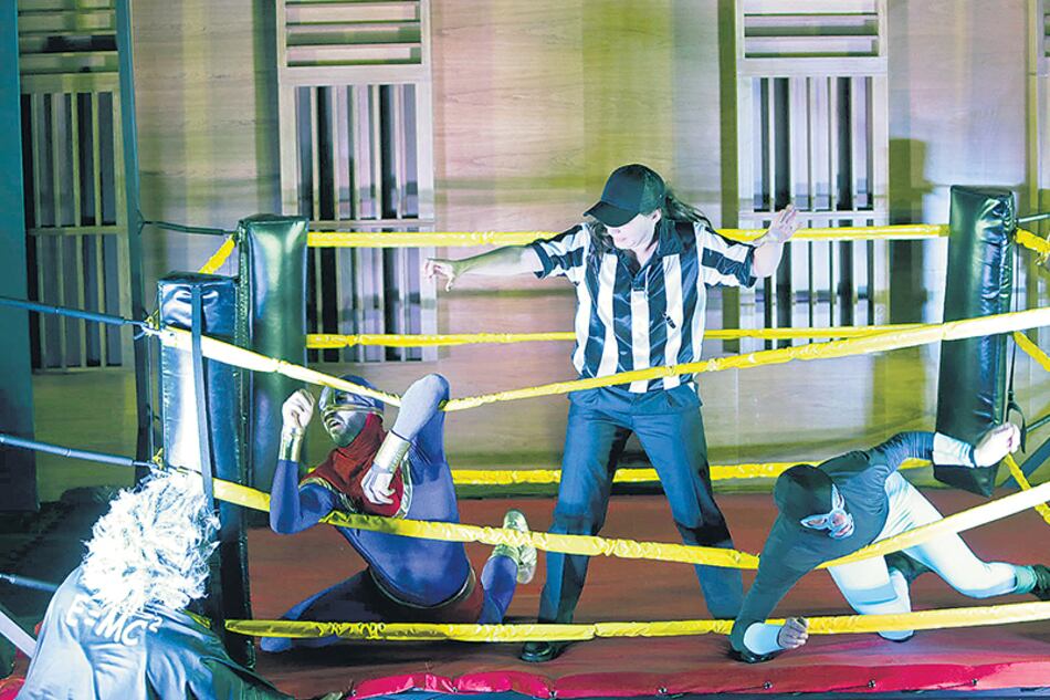 Uno de los combates protagonizados por el Universo Mecánico vs. Dr. Cuántico bajo la mirada de Einstein.