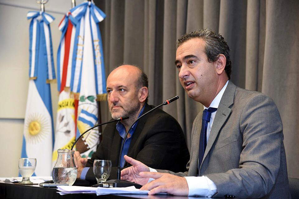 Javkin y Caruana, ayer, en el anuncio del decreto sobre prevención sanitaria.