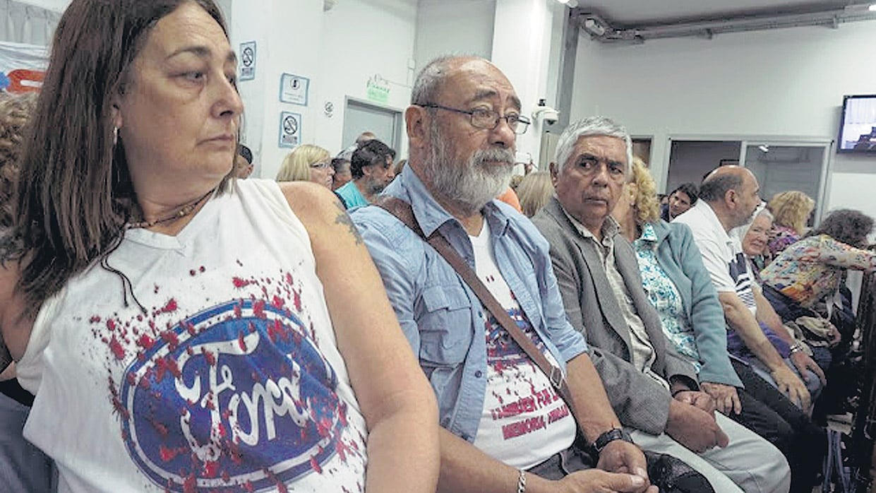 En el centro, Carlos Propato, testigo en el juicio por los crímenes de lesa humanidad cometidos en Ford.
