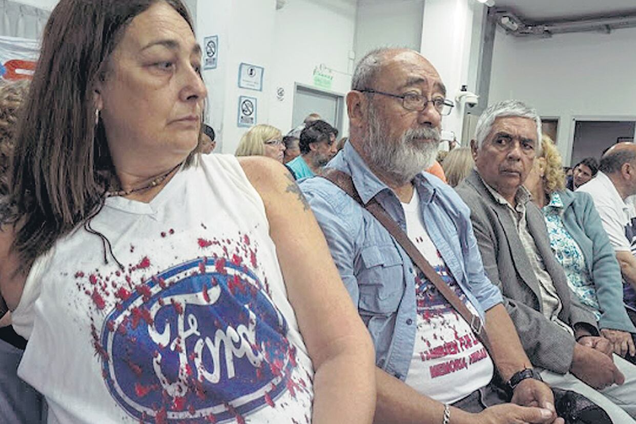 En el centro, Carlos Propato, testigo en el juicio por los crímenes de lesa humanidad cometidos en Ford.