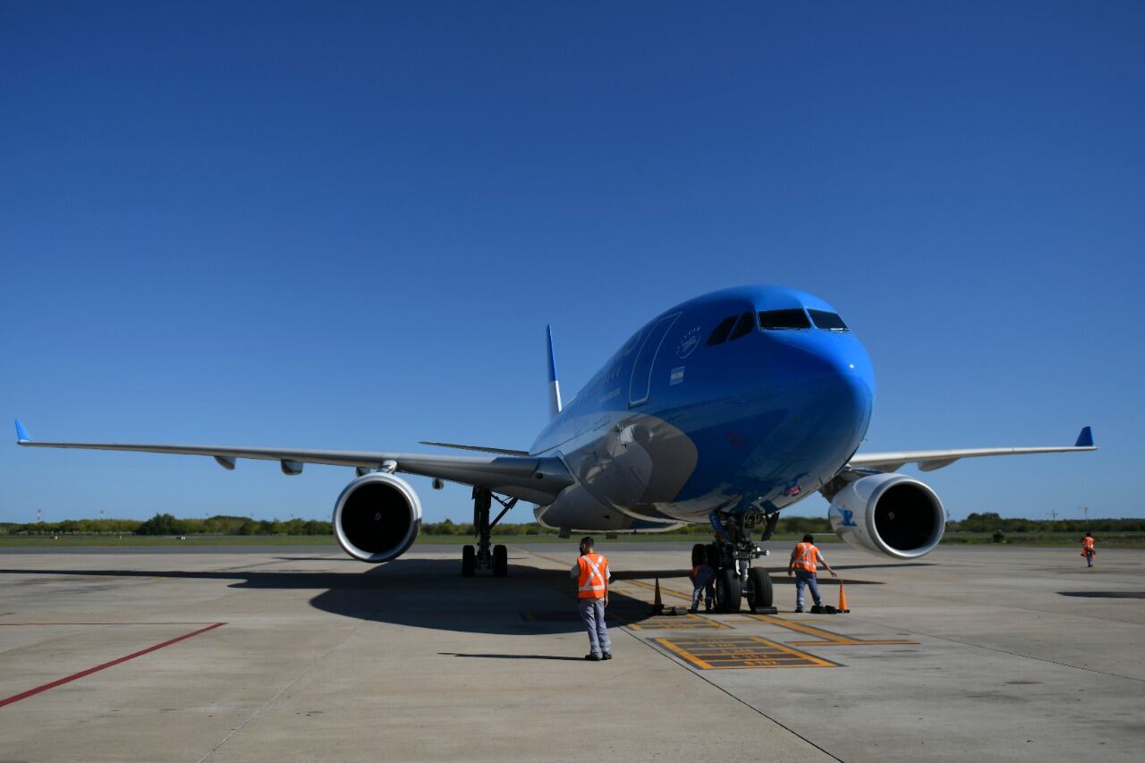 En la madrugada del lunes sale el 24º avión de Aerolíneas en busca de vacunas contra el coronavirus.