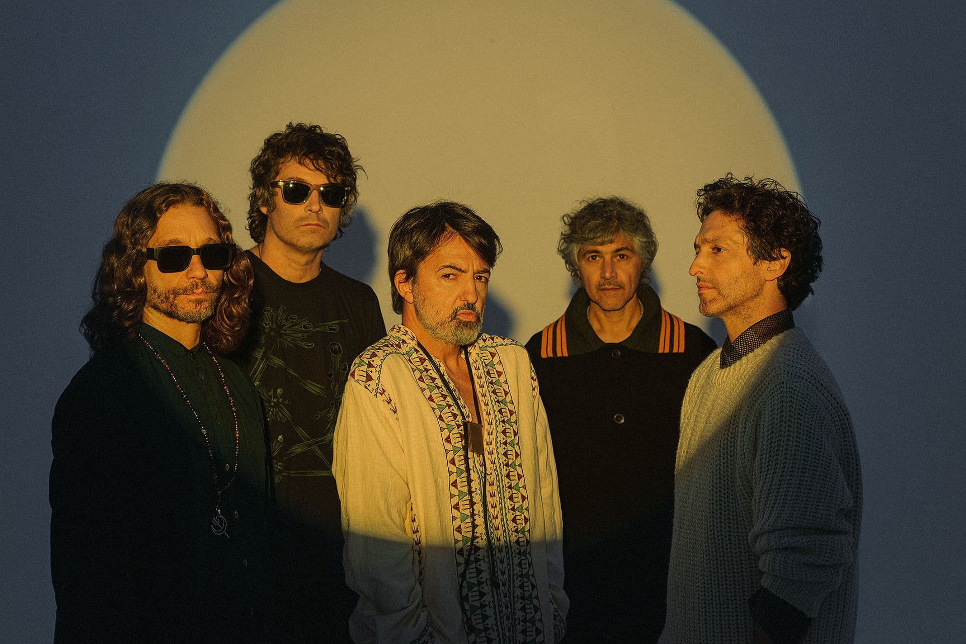 Después de dos simples, Babasónicos publicó su nuevo disco, Trinchera, que llega a dos meses de sus shows en el Movistar Arena
