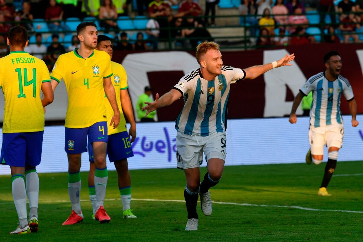 Centro del Colo Barco y cabezazo perfecto de Gondou. Cuatro goles en 239 minutos: un festejo cada 60 minutos aproximadamente.