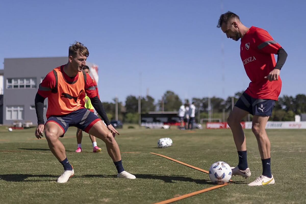 Giménez Rojas trabaja con Mancuello en la práctica del Rojo
