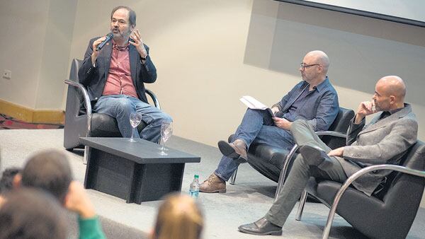 Villoro, hincha del Necaxa, y Sacheri, de Independiente. Coordinó el encuentro Horacio Convertini.