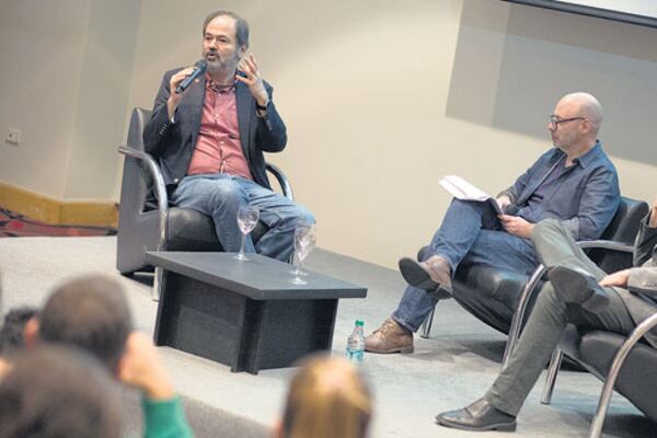 Villoro, hincha del Necaxa, y Sacheri, de Independiente. Coordinó el encuentro Horacio Convertini.