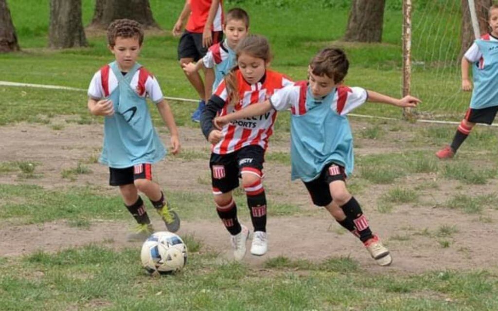 Felicitas cuida la pelota ante los varones.