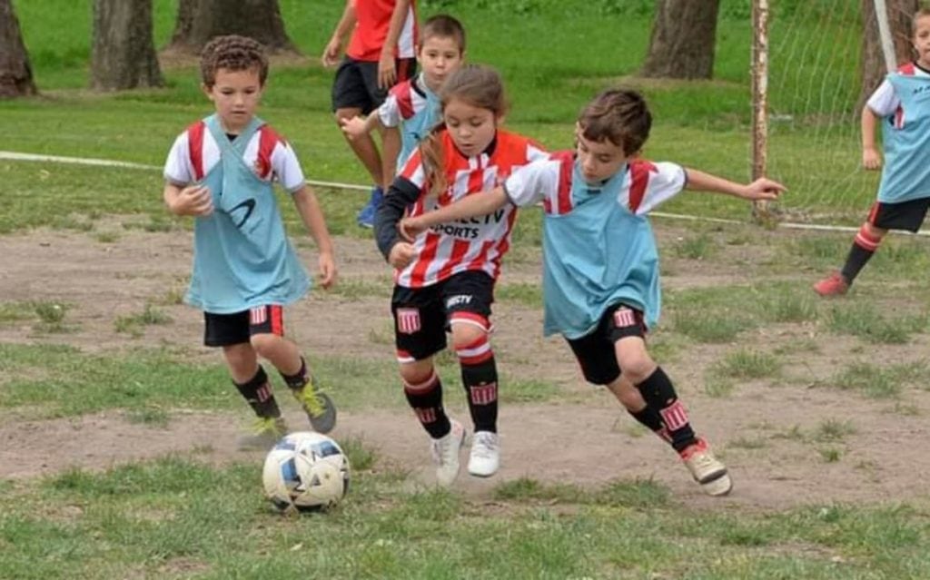 Felicitas cuida la pelota ante los varones.