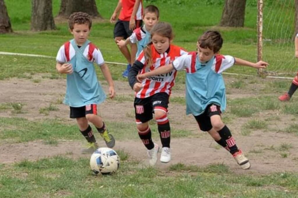 Felicitas cuida la pelota ante los varones.
