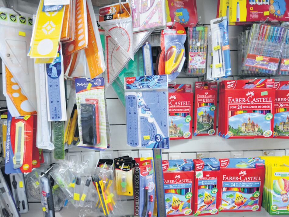 Un docente de primaria debe destinar el 30 por ciento de su sueldo para que su hijo arranque en una escuela pública.