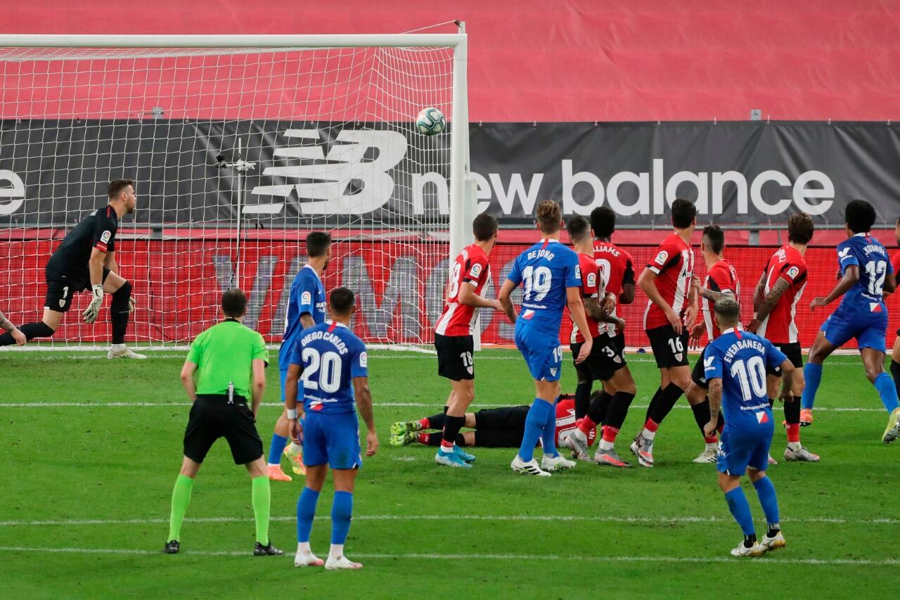 Ever Banega convierte con un gran tiro libre.