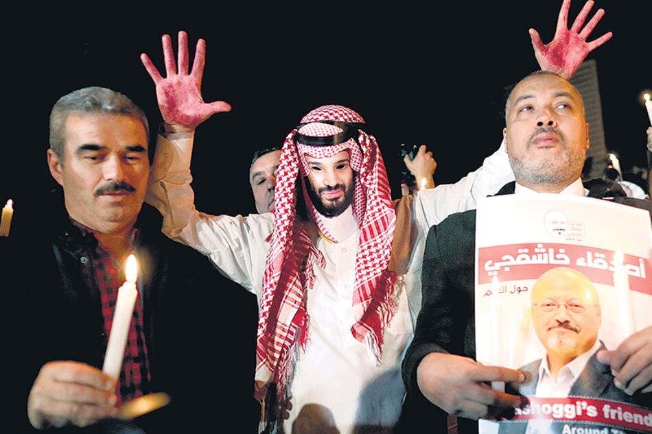 Protesta frente al consulado de Arabia Saudita en Estambul adonde Khashoggi fue llevado con engaño.