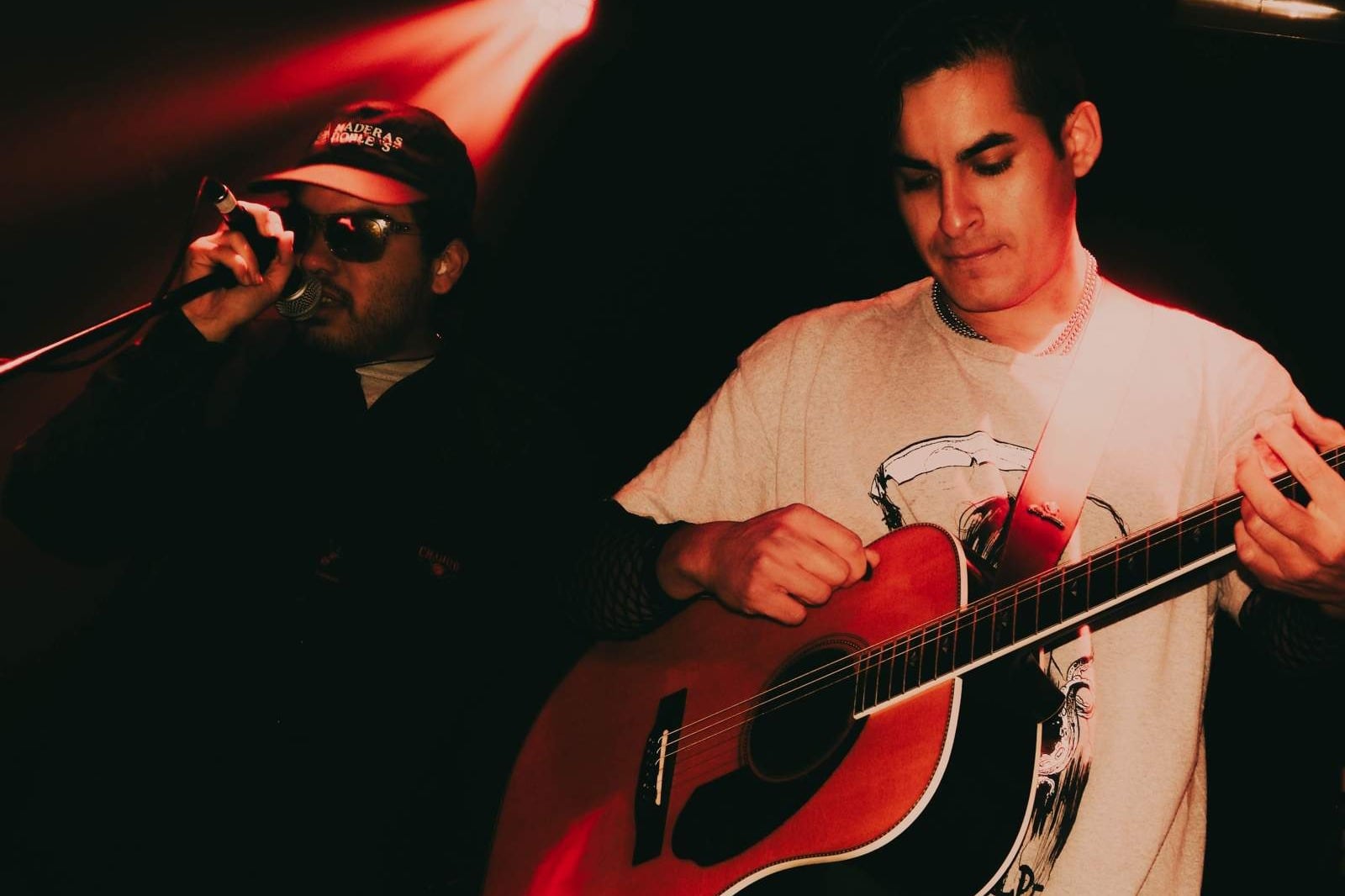 El Nota cantando junto a su banda. Foto: Joaquín Fernández.