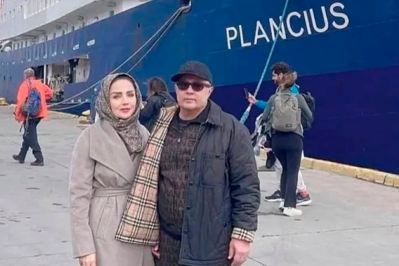 Sharam Dabiri, ahora exvice de Irán, posa con una mujer cerca del crucero. 