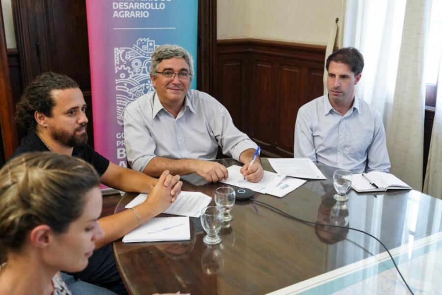 Javier Rodríguez, en el momento de la firma con el convenio con Cuba. 