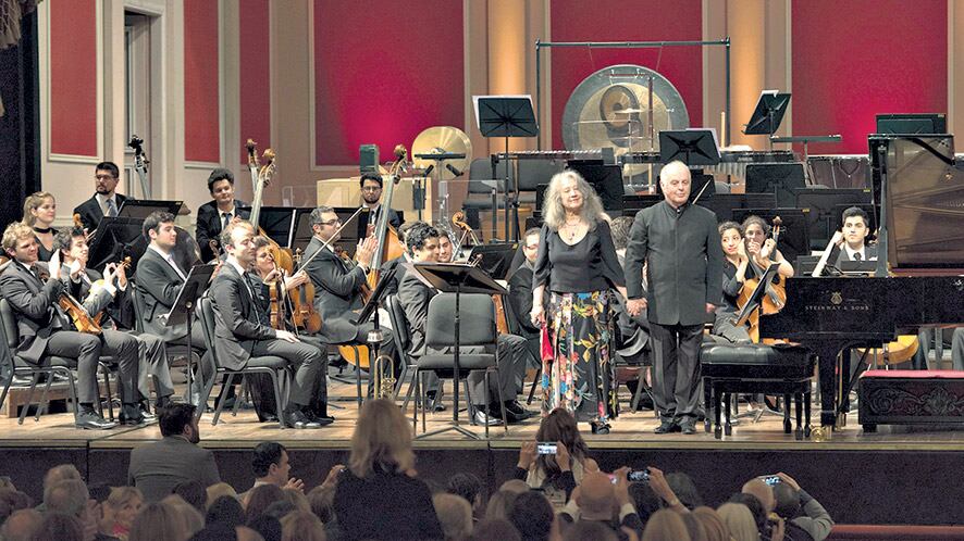 Argerich, Barenboim y la WEDO lograron una versión de referencia para una obra genial.