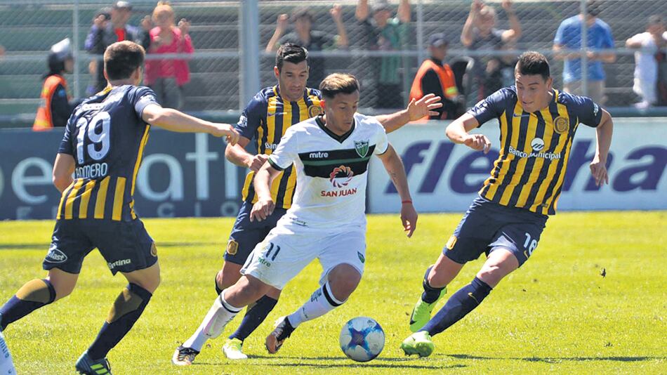 Luque se lleva la pelota entre Romero y Martínez, autor del gol en contra.
