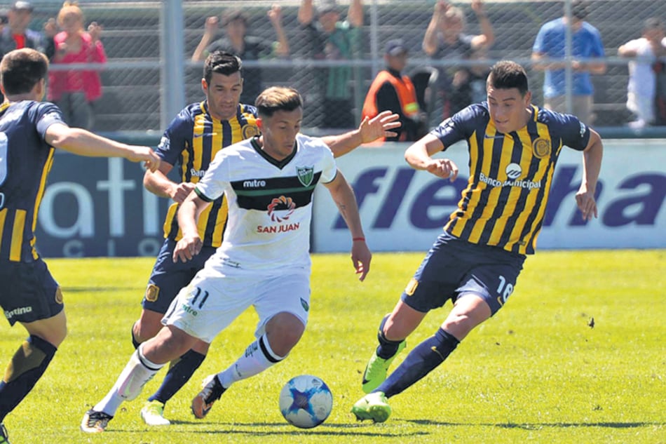 Luque se lleva la pelota entre Romero y Martínez, autor del gol en contra.