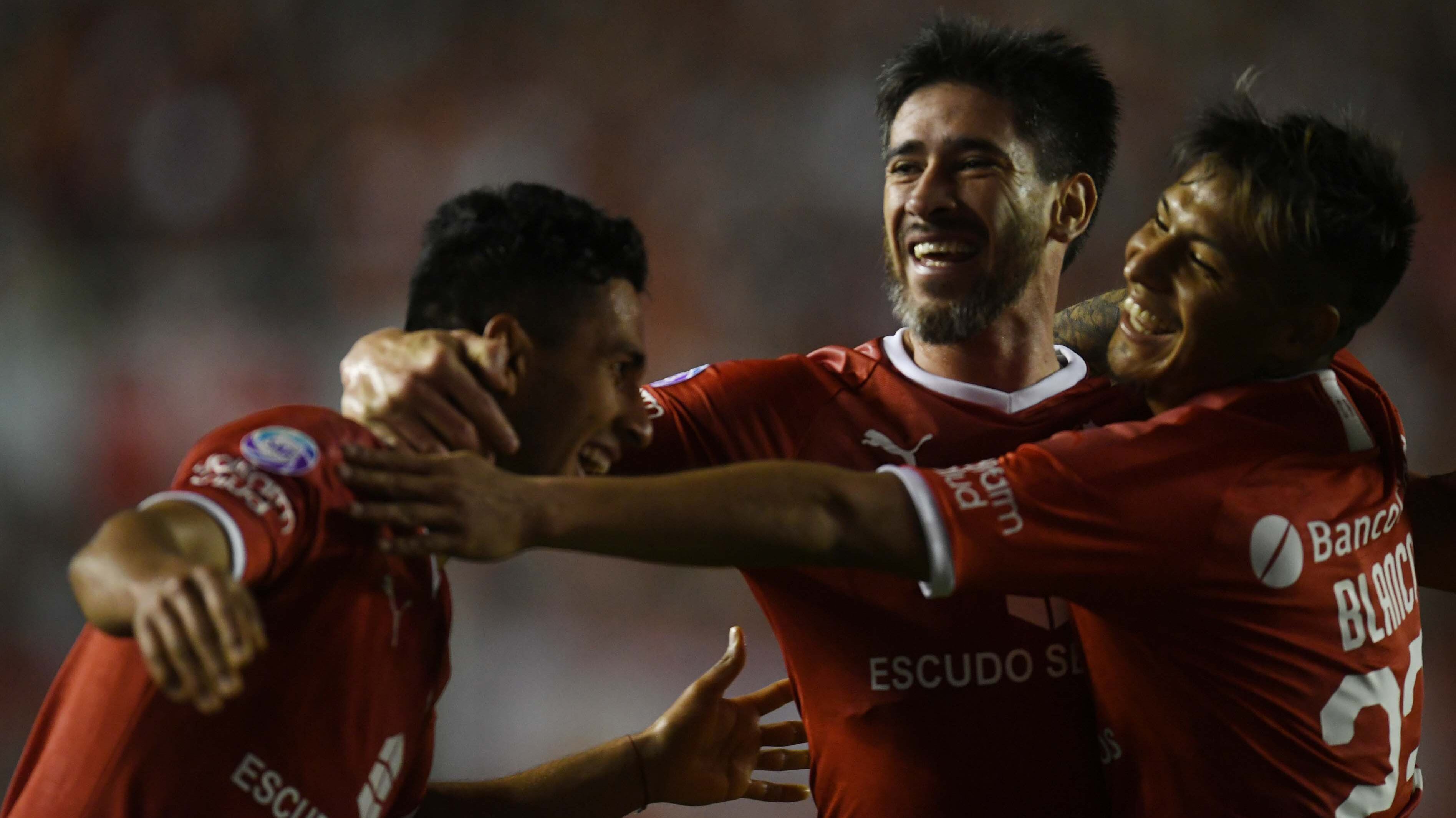 Pérez y Blanco abrazan a Domínguez luego de su gol.