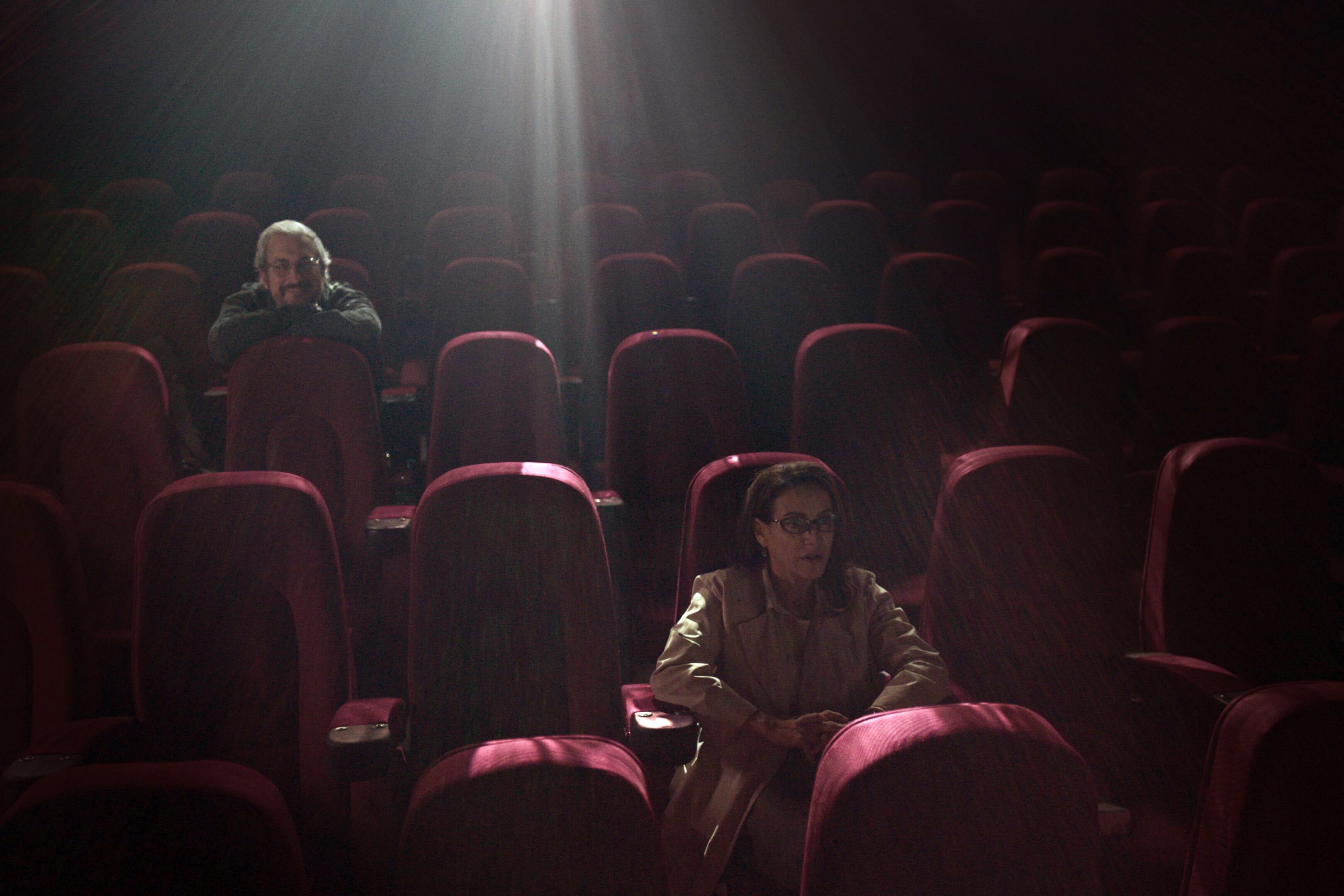 Los protagonistas se conocen en un cine y luego se encuentran todos los jueves a la tarde en un bar. 