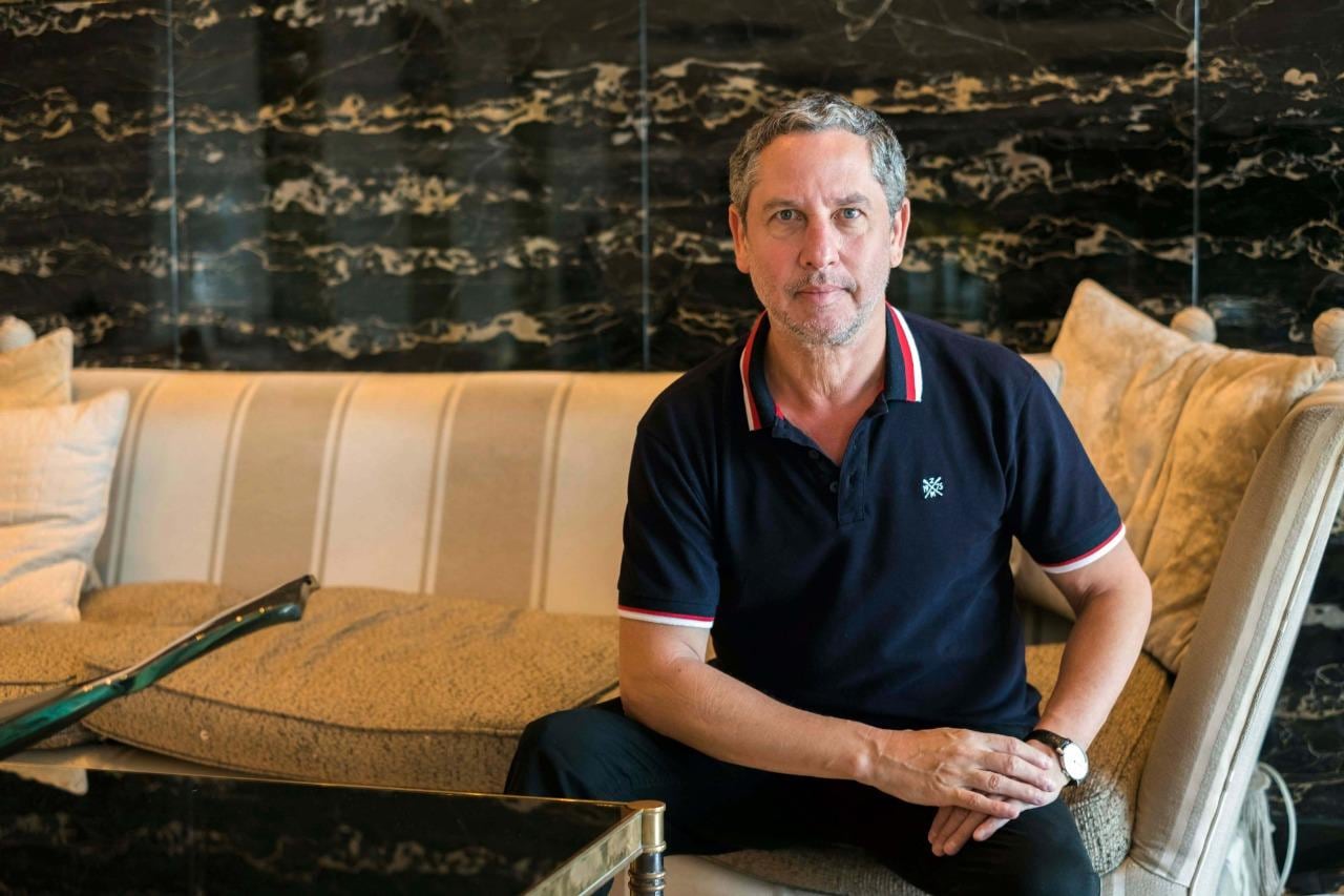 Guillermo Martínez es escritor y doctor en Matemáticas. En 2003 ganó el Premio Planeta de Novela.