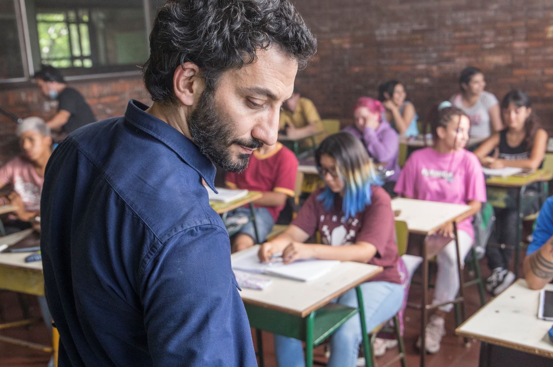 Aunque casi siempre contenido, Juan Minujín tiene gran capacidad expresiva.