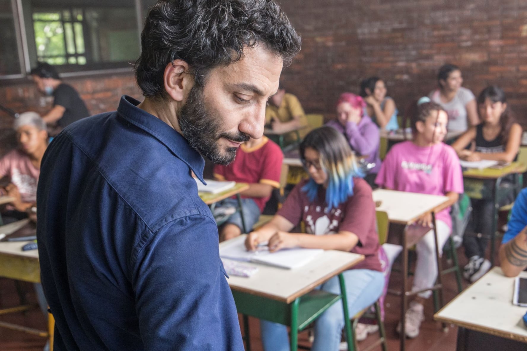 Aunque casi siempre contenido, Juan Minujín tiene gran capacidad expresiva.
