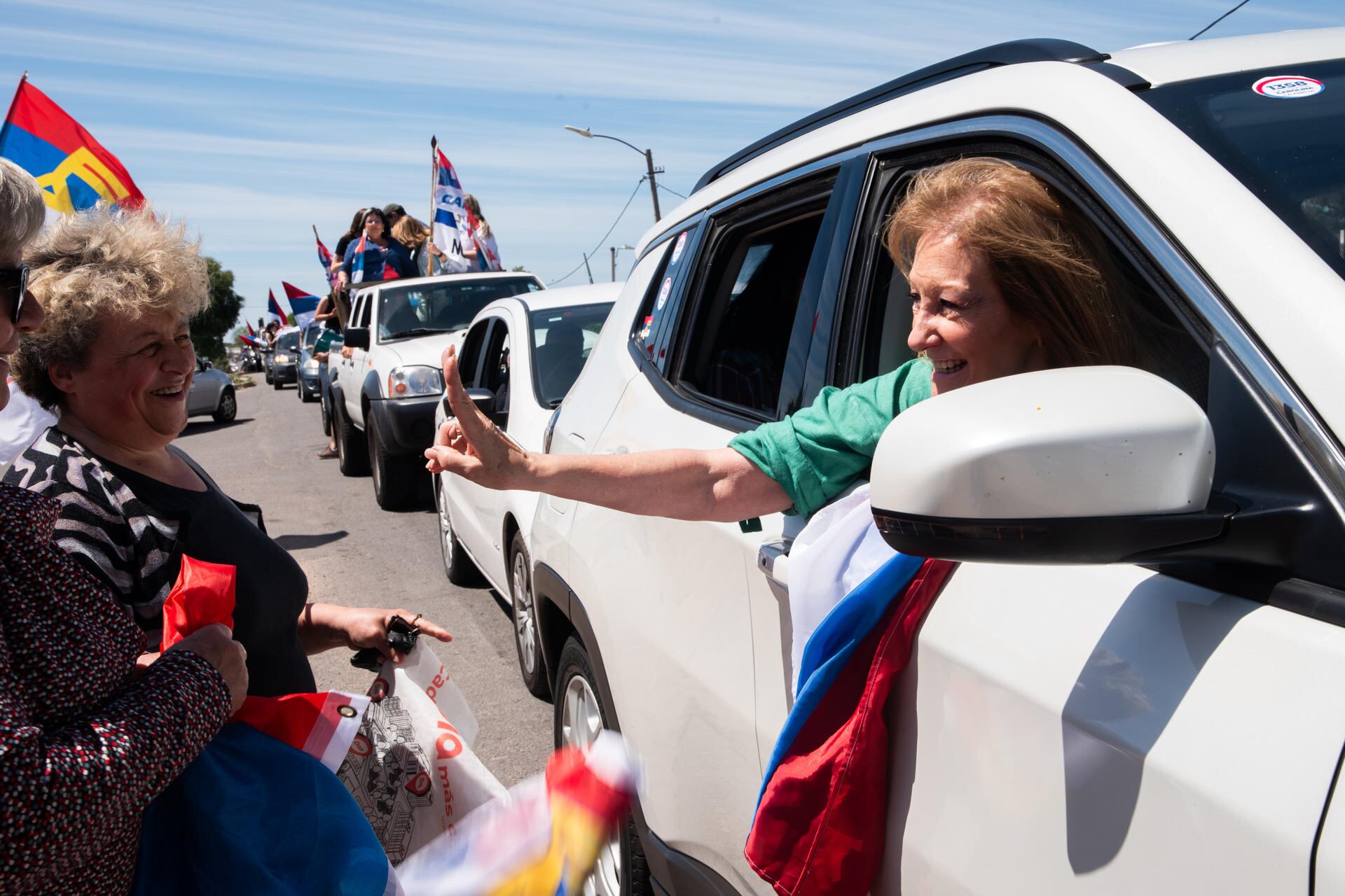 La candidata a la vicepresidencia por el Frente Amplio, Carolina Cosse, saluda a simpatizantes.
