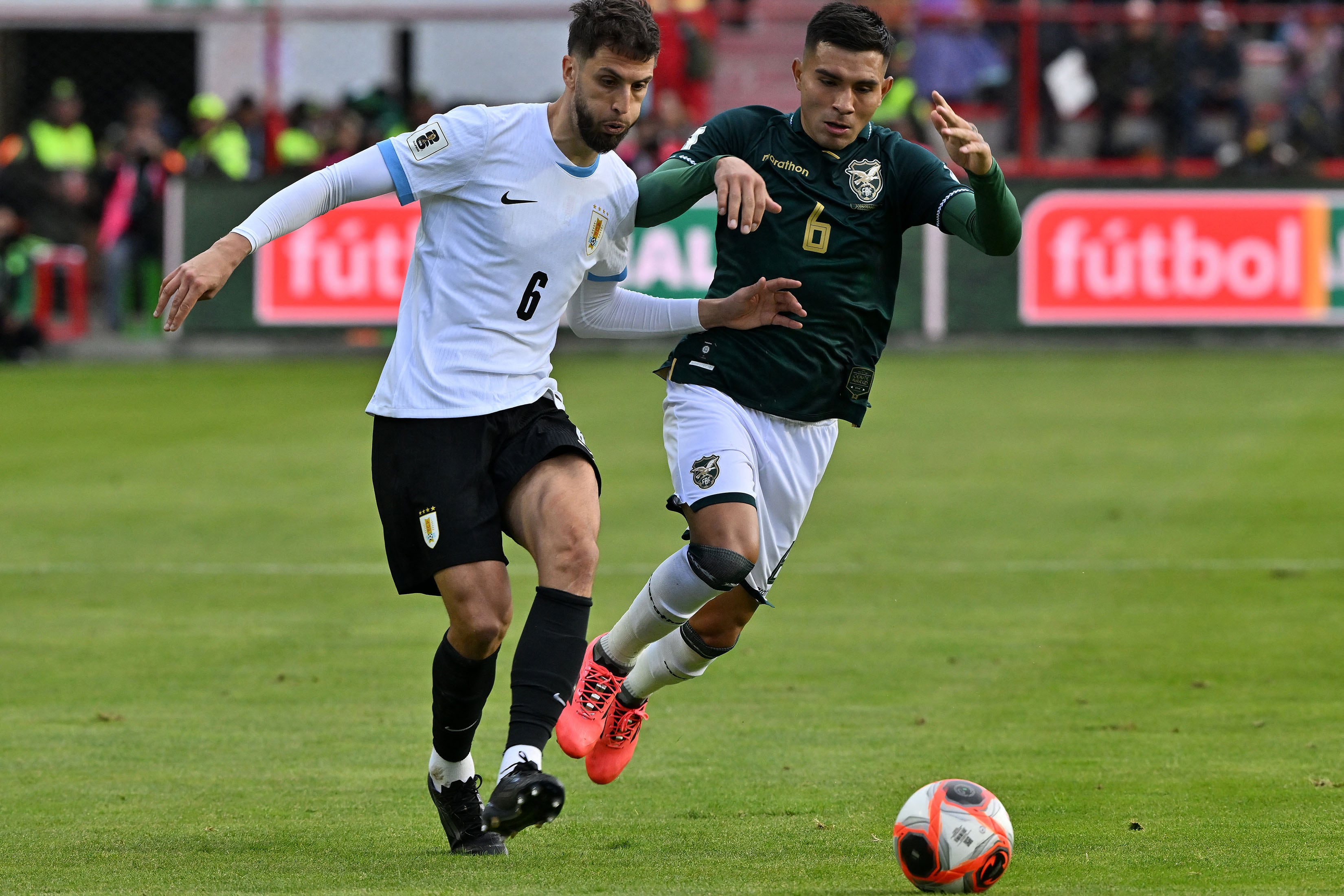 Bentancur intenta correr frente a Cuellar