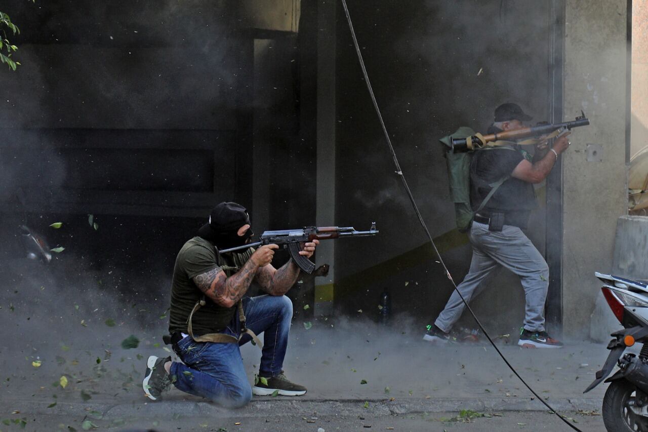 Milicianos de Hezbollah disparan contra grupos armados cristianos en Beirut.