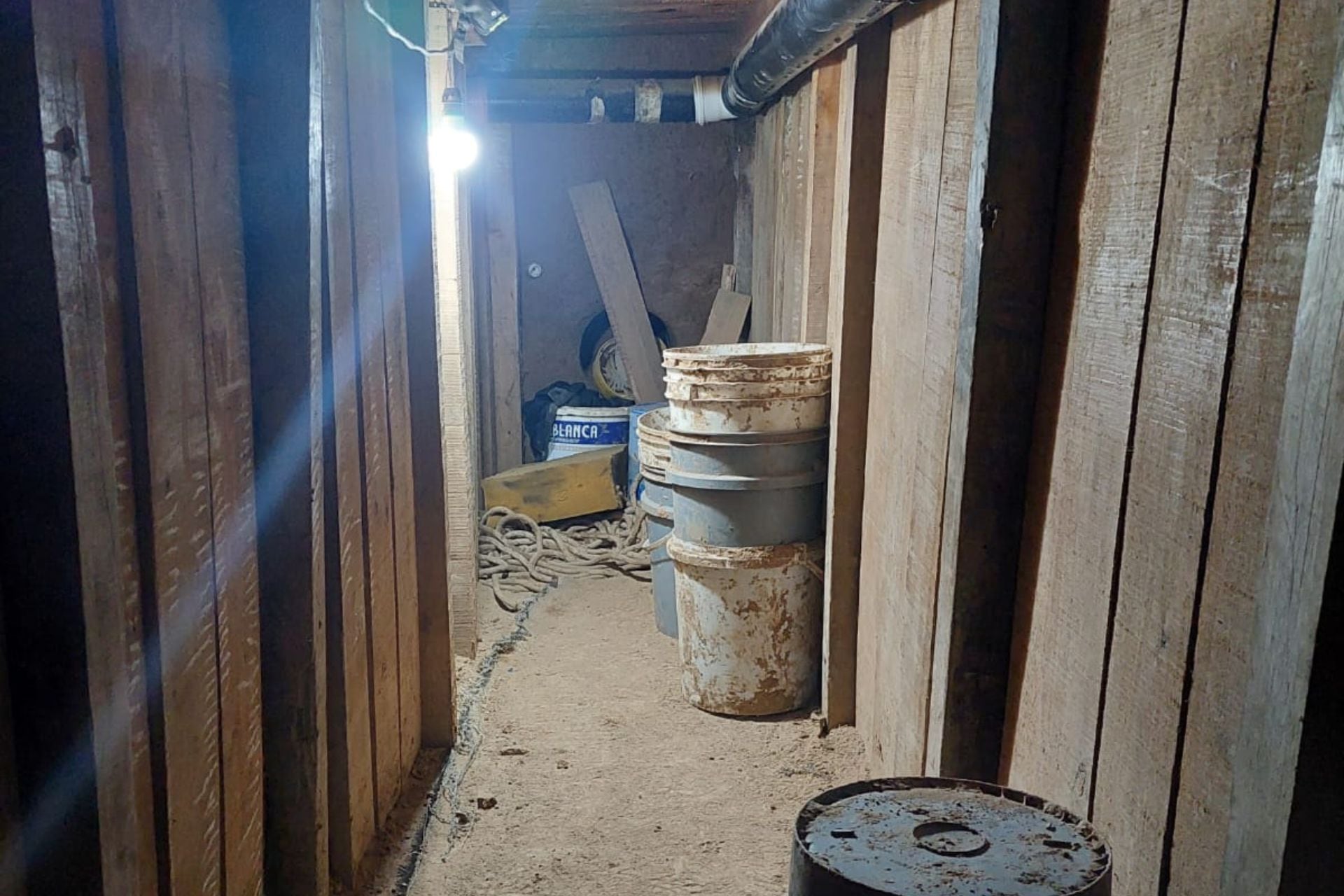 Las fotos del interior del túnel creado en San Isidro para robar un banco