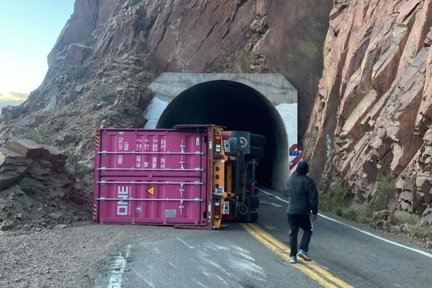 Un camión derrapó y cayó sobre un auto: hay un muerto y cinco heridos