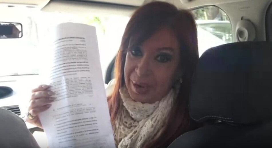 “Por dos trámites meramente administrativos Bonadio me quiere hacer viajar 2500 kilómetros”, denunció CFK.