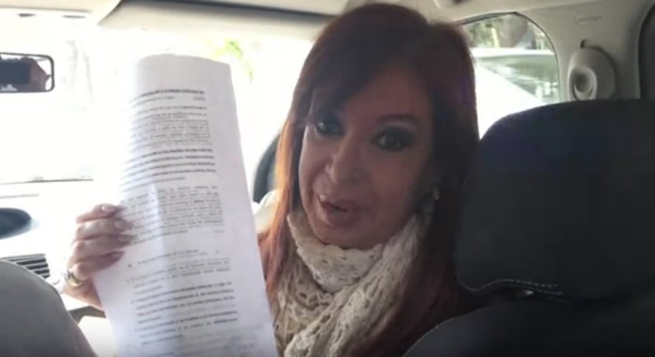 “Por dos trámites meramente administrativos Bonadio me quiere hacer viajar 2500 kilómetros”, denunció CFK.