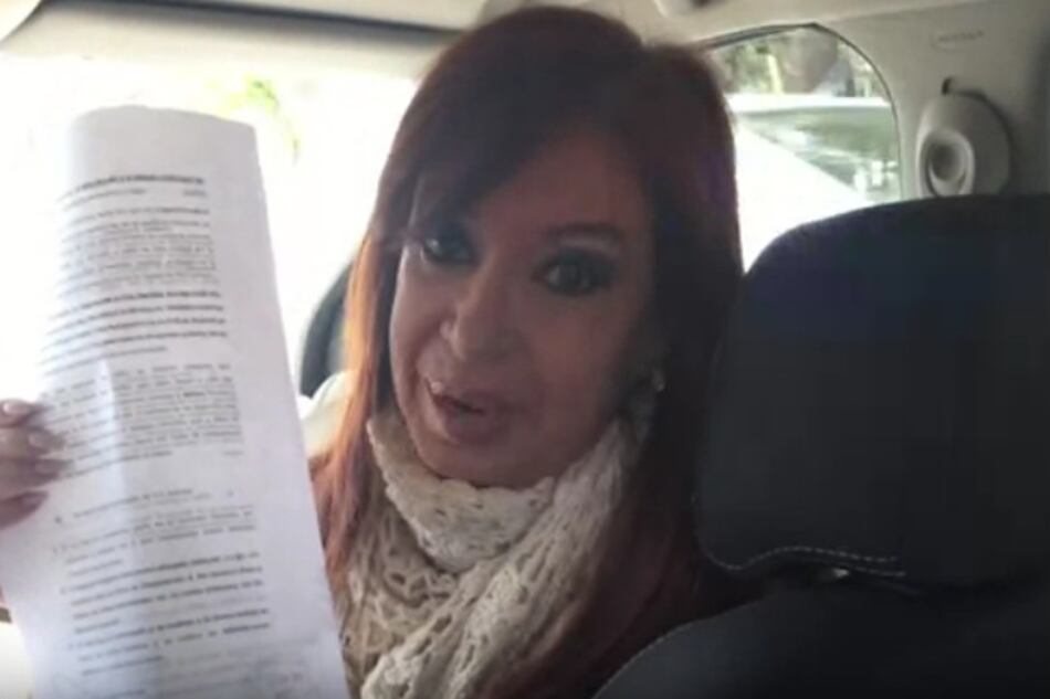 “Por dos trámites meramente administrativos Bonadio me quiere hacer viajar 2500 kilómetros”, denunció CFK.