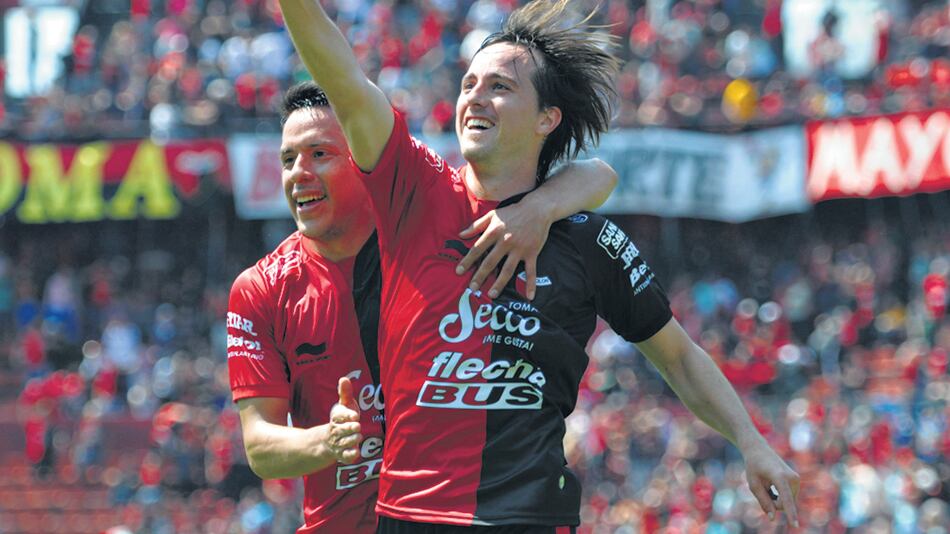 Bernardi festeja su gol, que llegó cuando Colón rompió el asedio al que lo sometía Defensa.