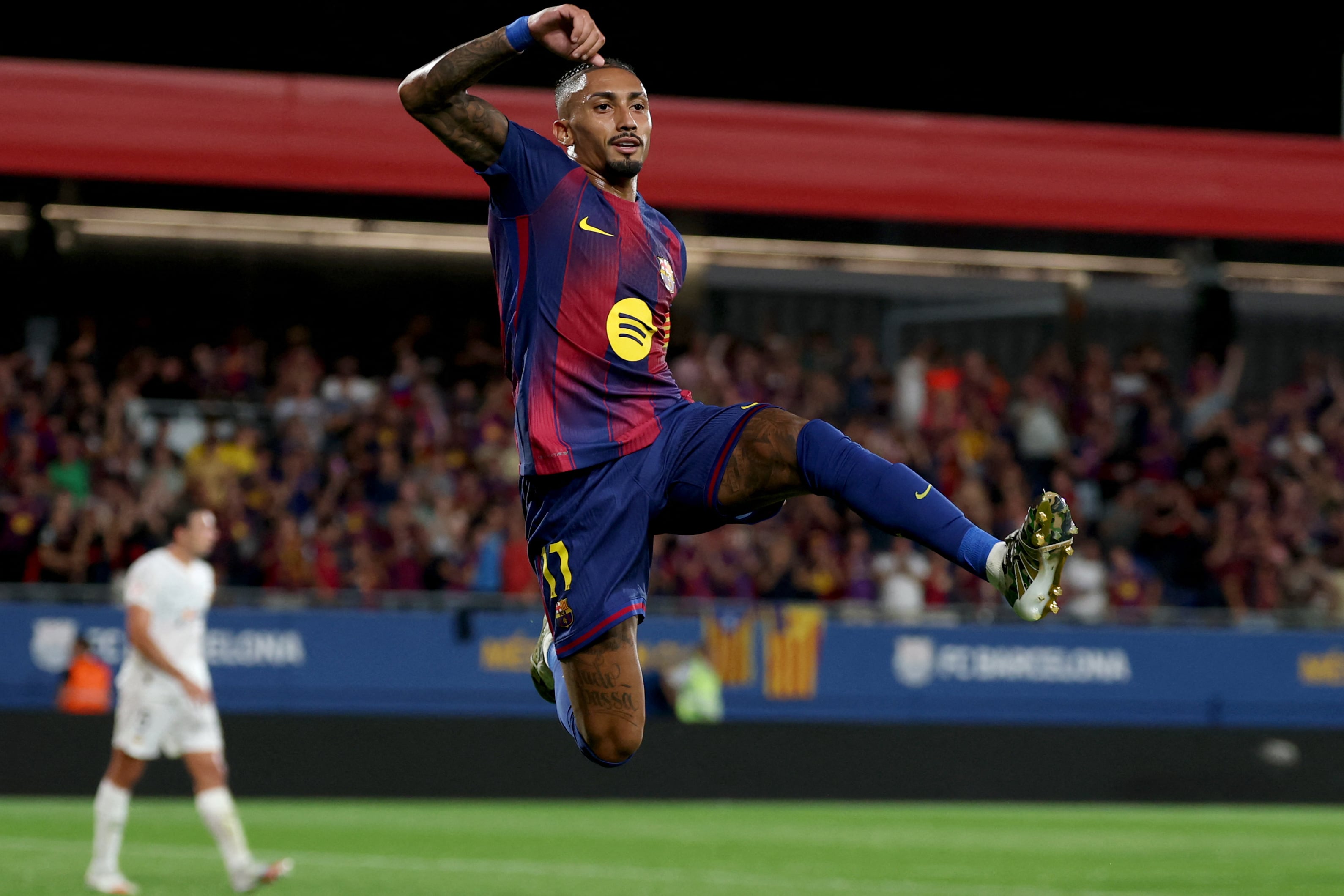 Raphinha salta para celebrar uno de sus goles